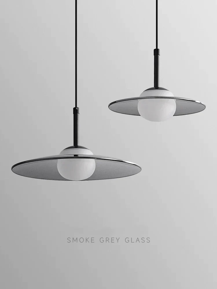 مصباح معلق زجاجي من DecorBites™ بجانب السرير مع لمسات نحاسية