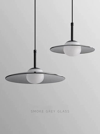 مصباح معلق زجاجي من DecorBites™ بجانب السرير مع لمسات نحاسية