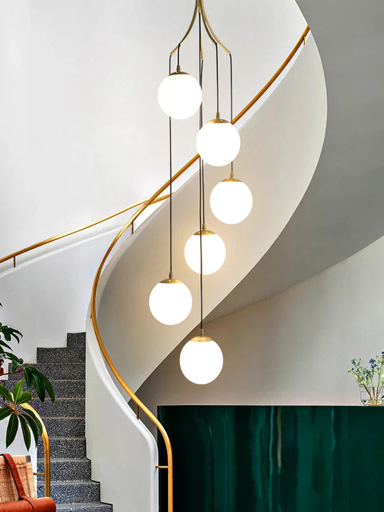 Lámpara de araña LED con bola de cristal DecorBites™, decoración moderna y minimalista para escaleras de villas tipo loft.