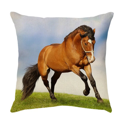 Funda de almohada DecorBites™ con estampado de caballo al galope: Funda de cojín de lino con estampado de caballo salvaje para decoración del hogar.