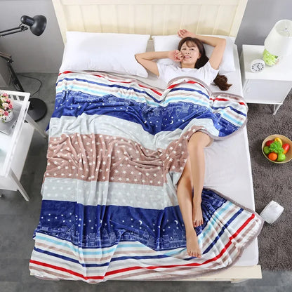 بطانية DecorBites™ من الصوف المرجاني المطبوع عليها زهور من الفلانيل للأسرّة الفردية/الكبيرة/الكبيرة