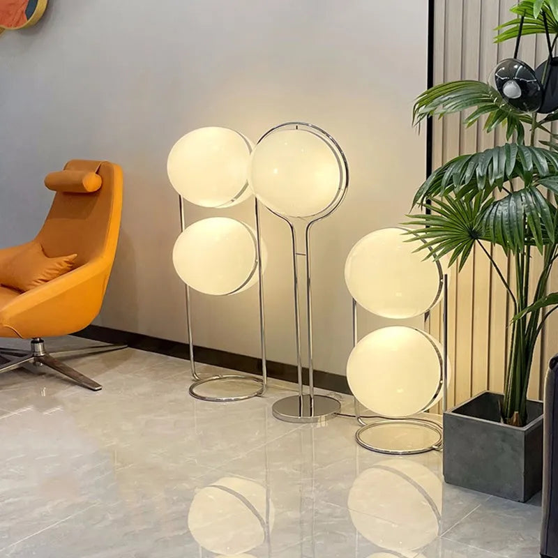Lámpara de pie LED Decorbites™ de metal cromado para sala de estar con bola de acrílico blanco
