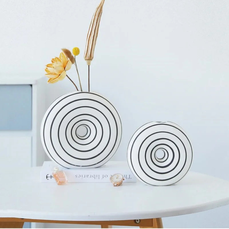 Jarrón de cerámica DecorBites™ con rayas geométricas y recortes redondos para decoración del hogar