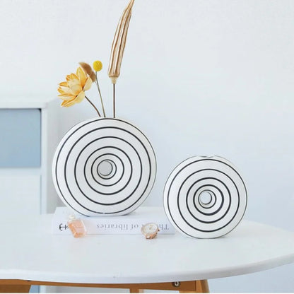 Jarrón de cerámica DecorBites™ con rayas geométricas y recortes redondos para decoración del hogar
