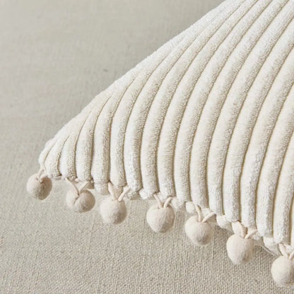 Funda de cojín DecorBites™ color beige a rayas con detalle de pompón, funda de almohada lumbar