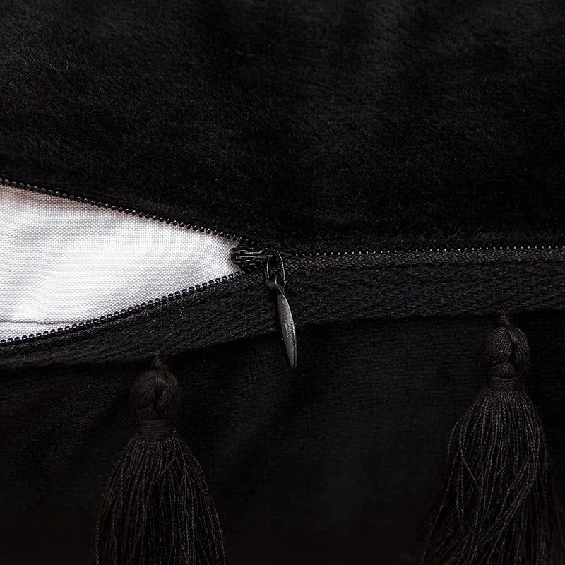 Funda de cojín DecorBites™ de terciopelo negro con flecos y borlas para cama, sofá o sillón