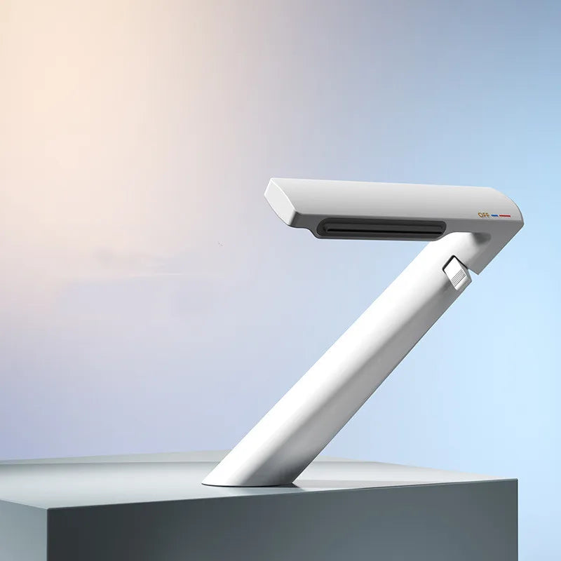 Grifo de lavabo DecorBites™ Gold Waterfall: Grifo mezclador gris, monomando para agua fría y caliente.