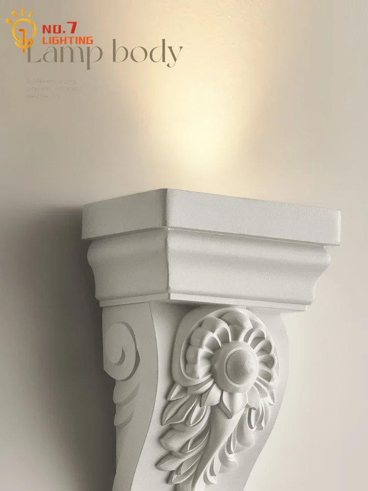 Lámpara de pared DecorBites™ de resina color crema con casquillo LED E27 para espacios clásicos