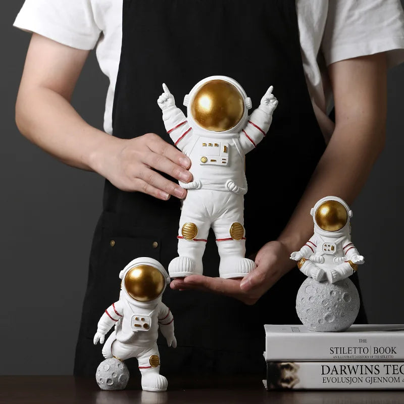 Figuras de astronautas DecorBites™: Escultura moderna de astronauta con luna, regalo perfecto para hombre y novio