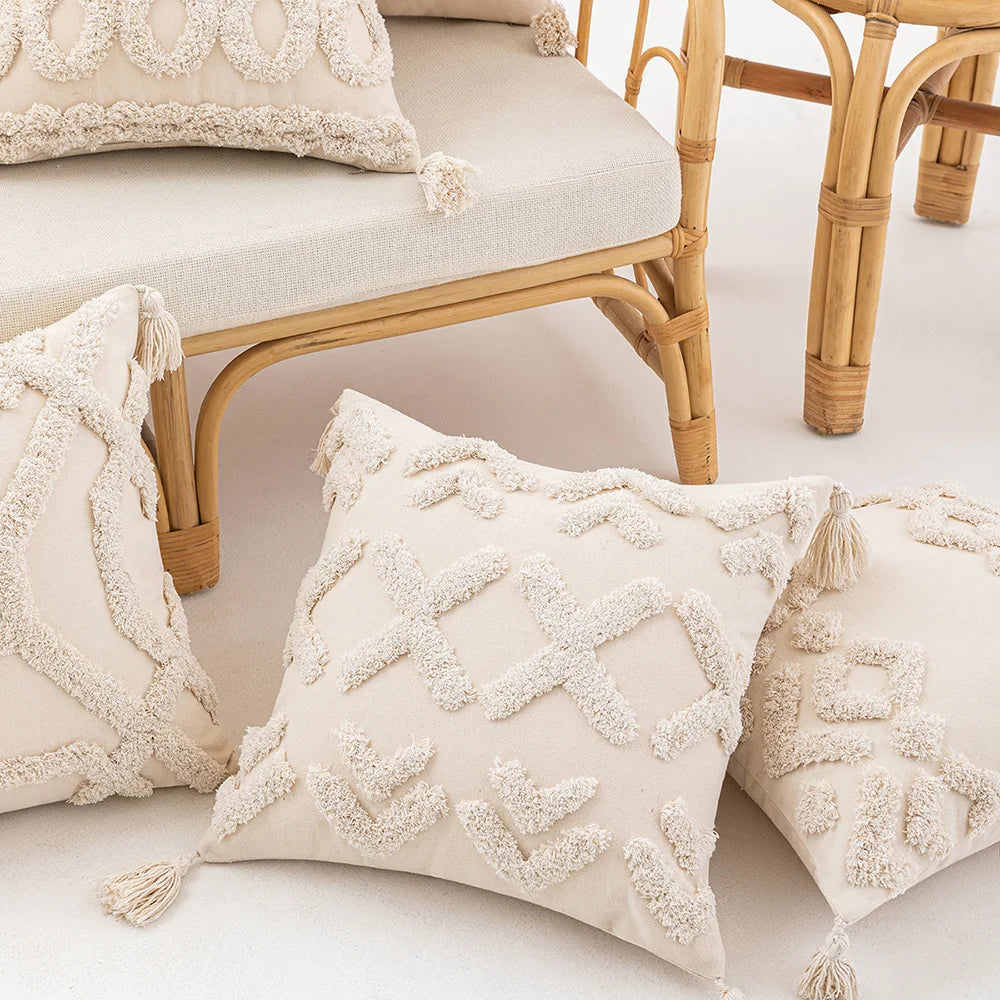 Funda de cojín DecorBites™ con diseño geométrico capitoné, color beige, estilo patchwork, estilo wabi-sabi.