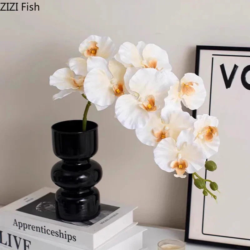 مزهرية زجاجية سوداء من DecorBites™ مع زهور صناعية لديكور أنيق للغرفة