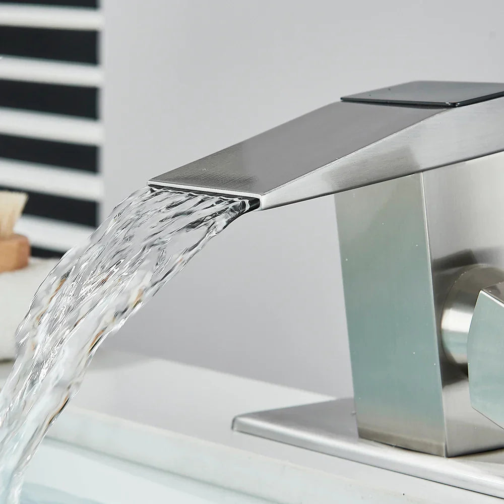 Grifo de lavabo DecorBites™ de latón con efecto cascada y pantalla de temperatura