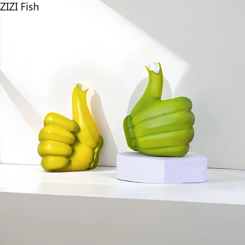 Adorno de escritorio DecorBites™: Estatua de resina con forma de puño de plátano y pulgar hacia arriba.