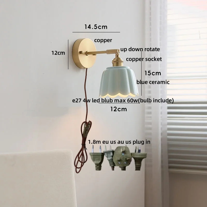 وحدة إضاءة حائط نحاسية من DecorBites™ لغرفة النوم بجانب السرير ومصباح سيراميك أبيض