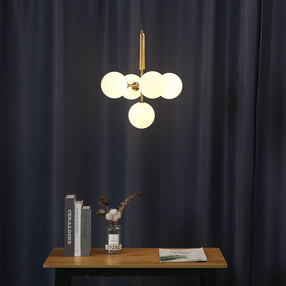 Lámpara de techo tipo candelabro con bolas de cristal dorado DecorBites™ para una decoración elegante del hogar