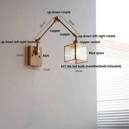Aplique de pared DecorBites™ de madera de fresno con brazo articulado LED, interruptor de cadena y cristal azul