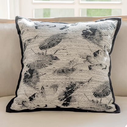 غطاء وسادة DecorBites™ مطرز بنمط هندسي من الجاكار باللونين الأبيض والأسود بتصميم عصري بسيط