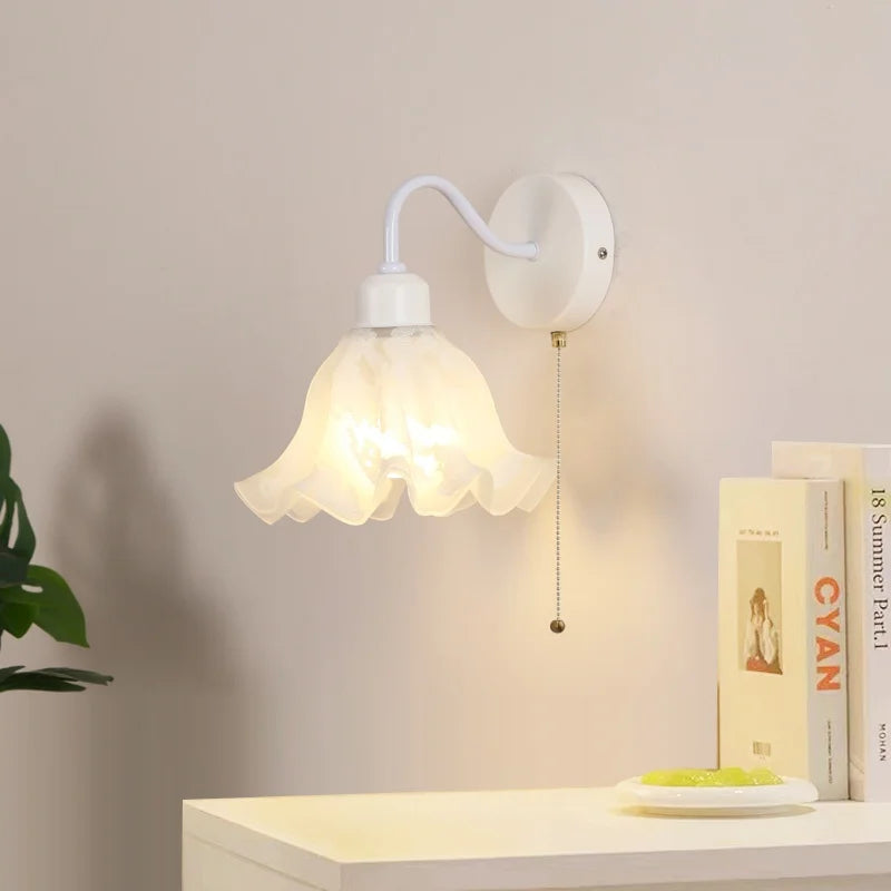 Aplique de pared DecorBites™ de hierro y cristal con luz LED, interruptor de cadena y lámpara de escalera para dormitorio