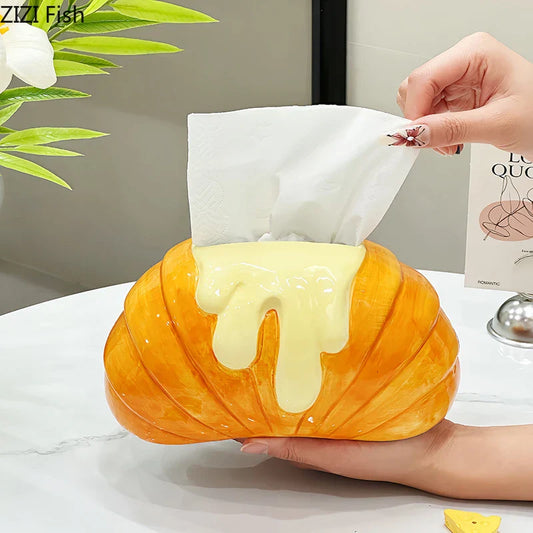 Caja de pañuelos de cerámica con forma de croissant DecorBites™: Un encantador adorno para la mesa de centro o la mesilla de noche.