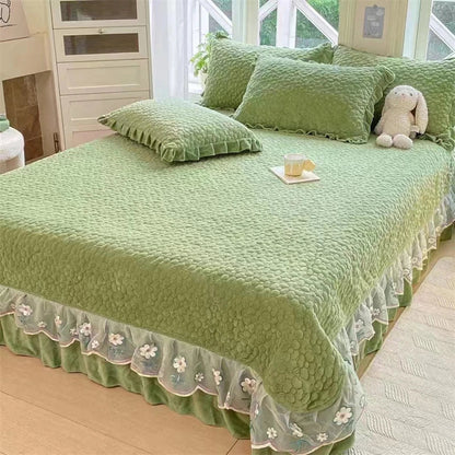 Decobites Velvet Flower Lace Ruffles Quilted Bedding Set with Pillowcases