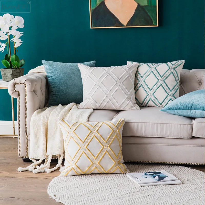 Funda de cojín DecorBites™ con bordado geométrico, azul marino, blanco y amarillo, 50x50 cm, ideal para decoración del hogar.