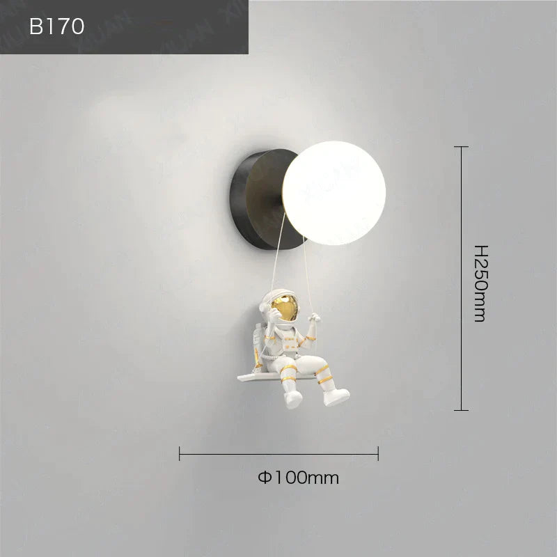 ديكوربايتس™ مصباح حائط للأطفال على شكل رائد فضاء: وحدة إضاءة عصرية لغرفة النوم بتصميم فضائي