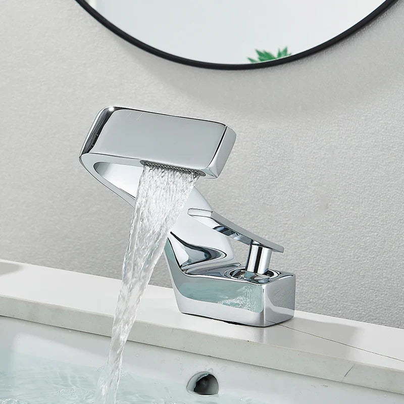 صنبور حوض حمام DecorBites™ أسود اللون مع خلاط ساخن وبارد مثبت على السطح بتصميم بسيط