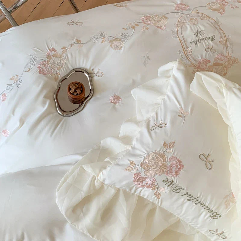 طقم سرير الأميرة كوين من ديكوربايتس™، مكون من 4 قطع مطرز بالزهور مع كشكشة من الدانتيل