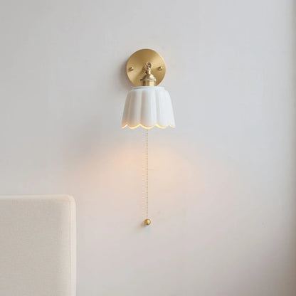 وحدة إضاءة حائط نحاسية من DecorBites™ لغرفة النوم بجانب السرير ومصباح سيراميك أبيض