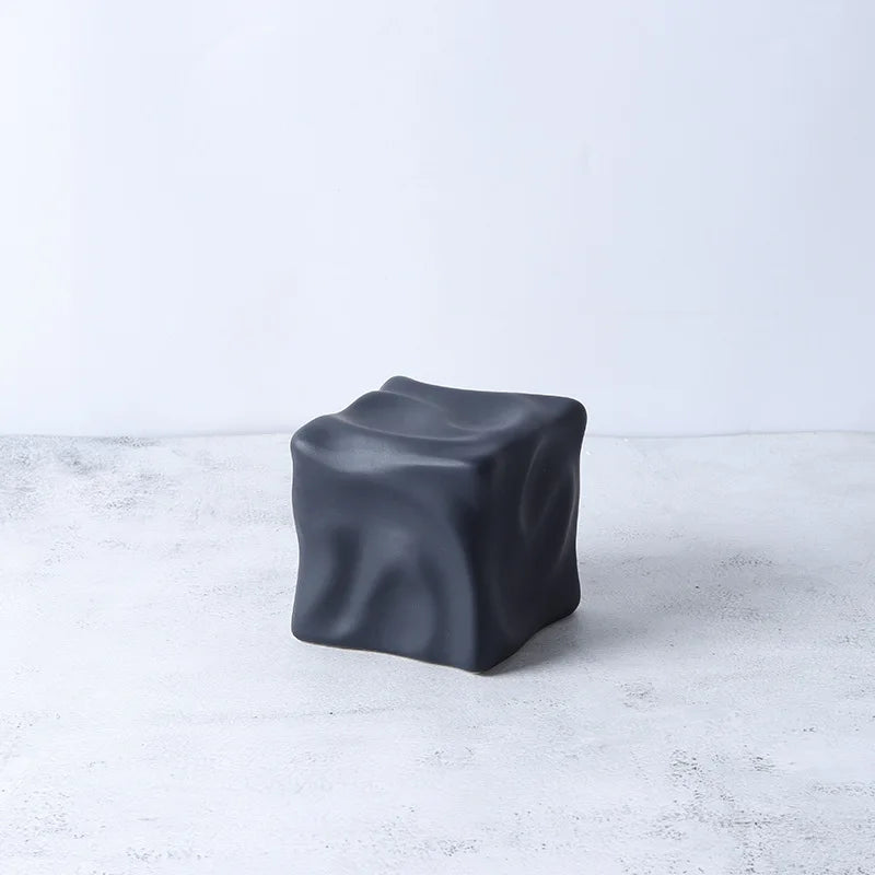 Figura decorativa Decorbites™ de cerámica dorada con patrón geométrico irregular plegado