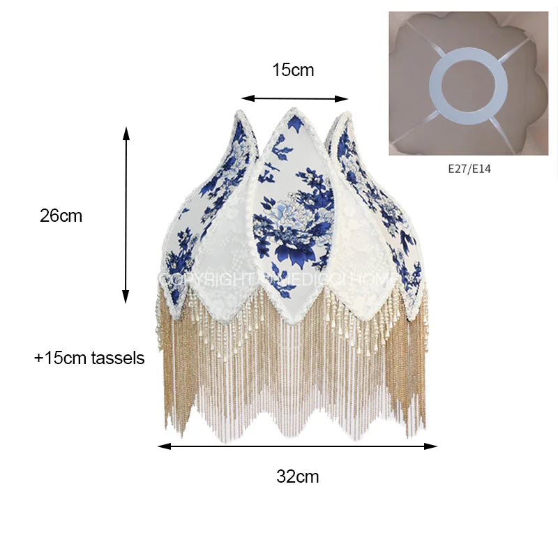 غطاء مصباح زهري من البورسلين الأزرق والأبيض من DecorBites™ مع شرابة لؤلؤية
