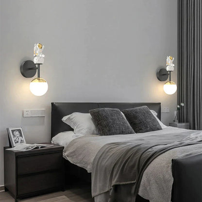 ديكوربايتس™ مصباح حائط للأطفال على شكل رائد فضاء: وحدة إضاءة عصرية لغرفة النوم بتصميم فضائي