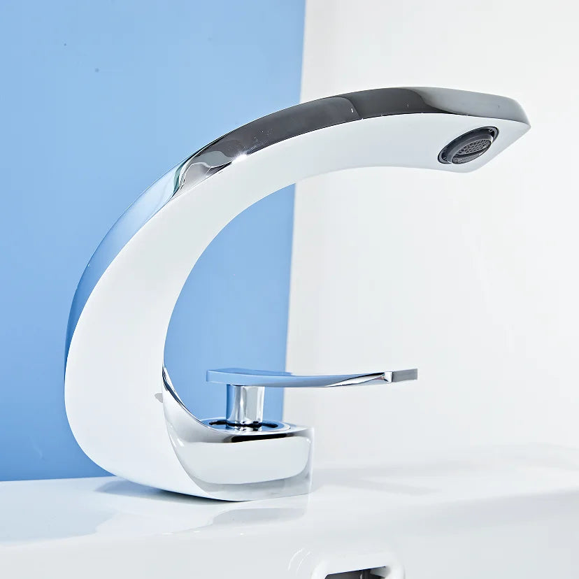 Grifo mezclador para lavabo DecorBites™ negro, acabado dorado cepillado, para baño, agua fría y caliente, cromado.