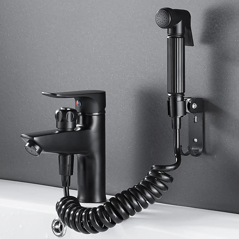 Grifo monomando para lavabo DecorBites™ de latón negro con cabezal de ducha y mezclador de agua fría y caliente.