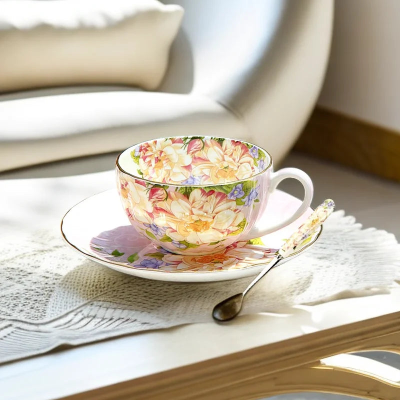 Juego de té de cerámica DecorBites™ con cuchara: elegante conjunto de taza, platillo y jarra.