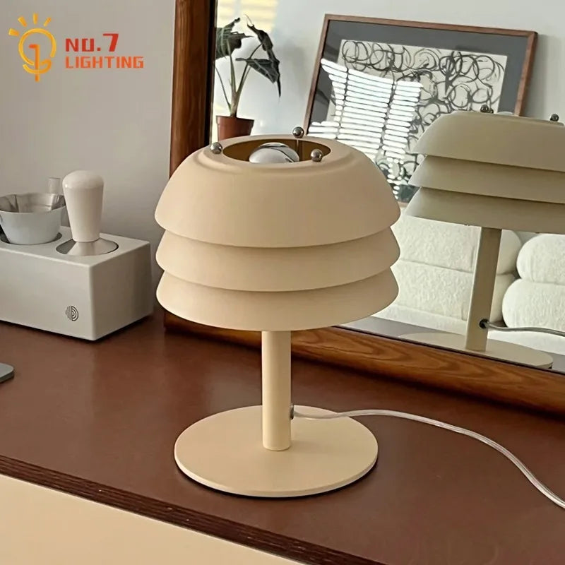 Lámpara de mesa LED DecorBites™ color crema con diseño medieval para dormitorio, sala de estar, cocina o cafetería