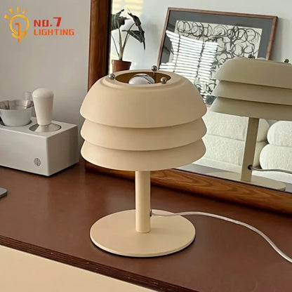 Lámpara de mesa LED DecorBites™ color crema con diseño medieval para dormitorio, sala de estar, cocina o cafetería