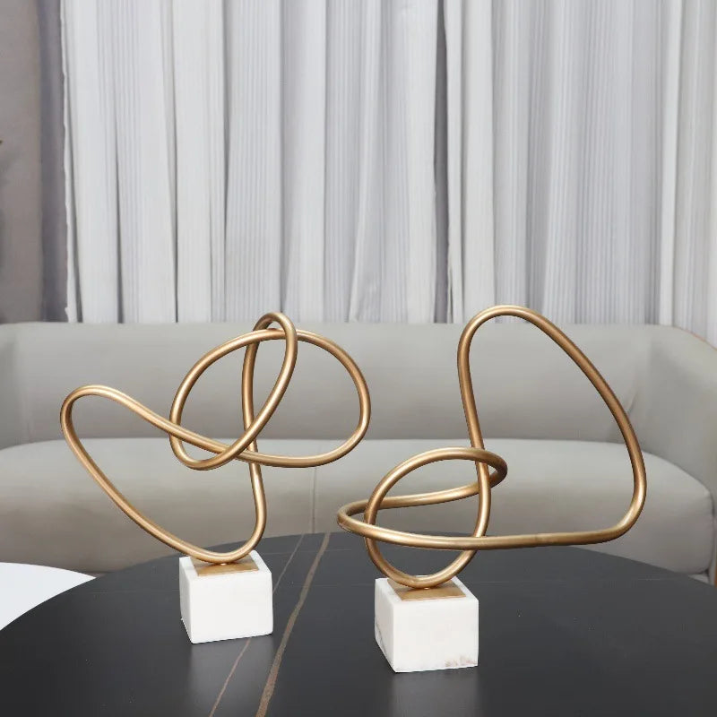 Escultura geométrica metálica DecorBites™ Gold Line sobre base de mármol para decoración del hogar