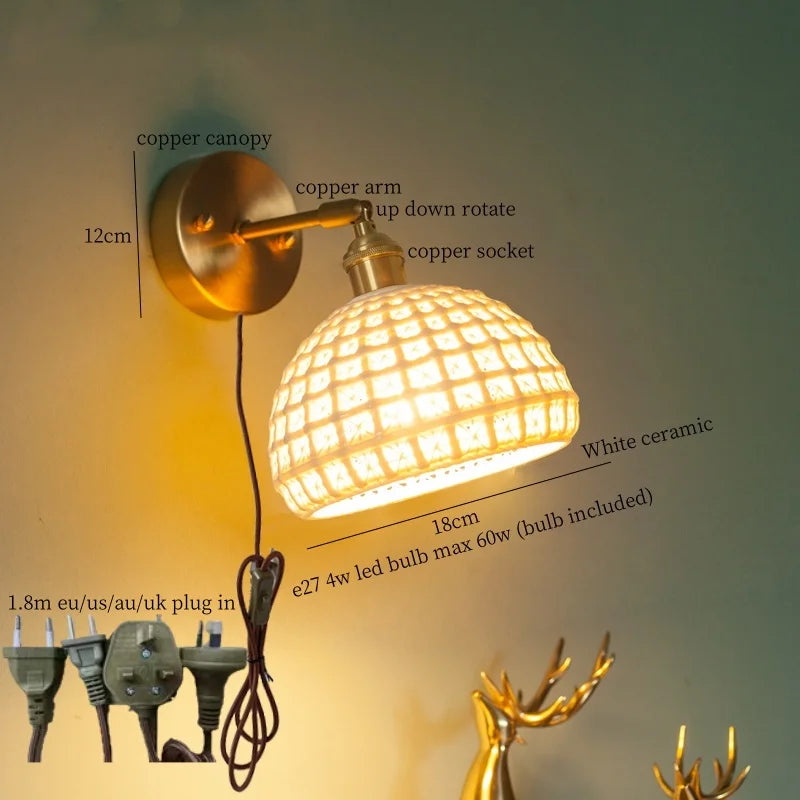 Lámpara de pared LED vintage japonesa Decorbites™ con brazo de cobre y cerámica blanca para decoración de dormitorio loft