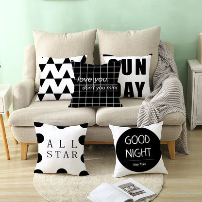 Funda de cojín DecorBites™ con estampado de letras geométricas negras para decoración del hogar y la oficina