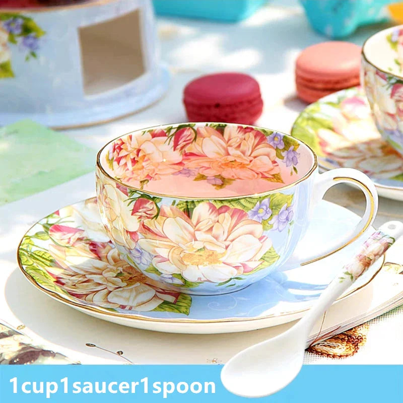 Juego de té de cerámica DecorBites™ con cuchara: elegante conjunto de taza, platillo y jarra.