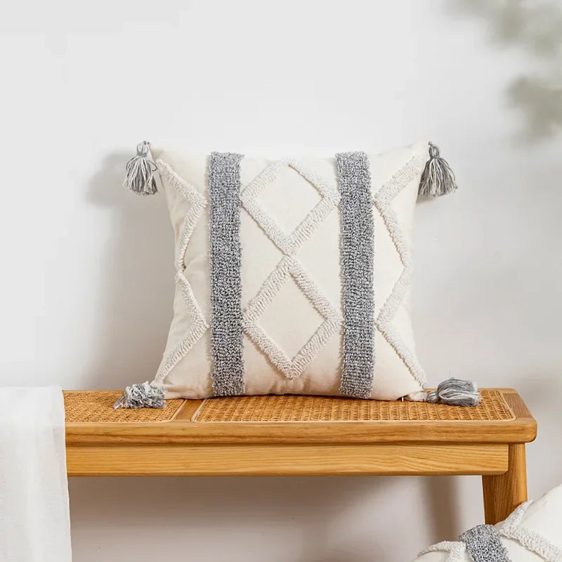 غطاء وسادة DecorBites™‎ بتصميم هندسي مزخرف بشراشيب باللون الأبيض والرمادي وغطاء وسادة بتصميم بوهيمي