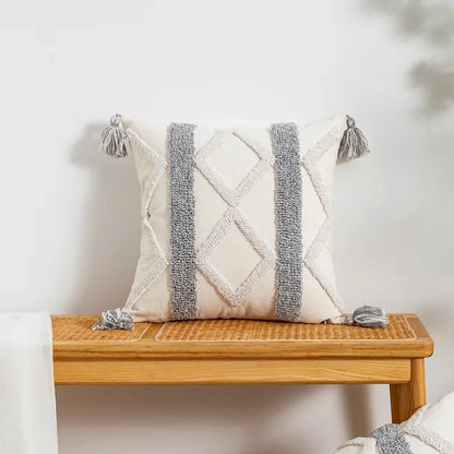 غطاء وسادة DecorBites™‎ بتصميم هندسي مزخرف بشراشيب باللون الأبيض والرمادي وغطاء وسادة بتصميم بوهيمي