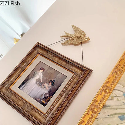 Ganchos de pared DecorBites™ con forma de paloma para una elegante exhibición en la sala de estar