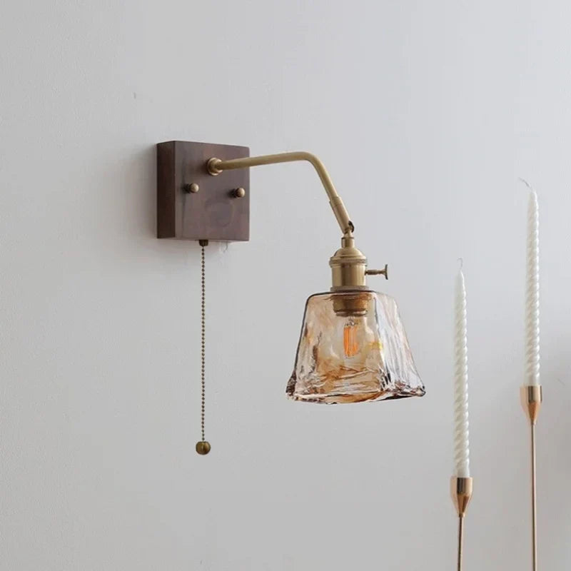 مفتاح سحب سلسلة مصباح حائط LED من الزجاج الكهرماني DecorBites™.