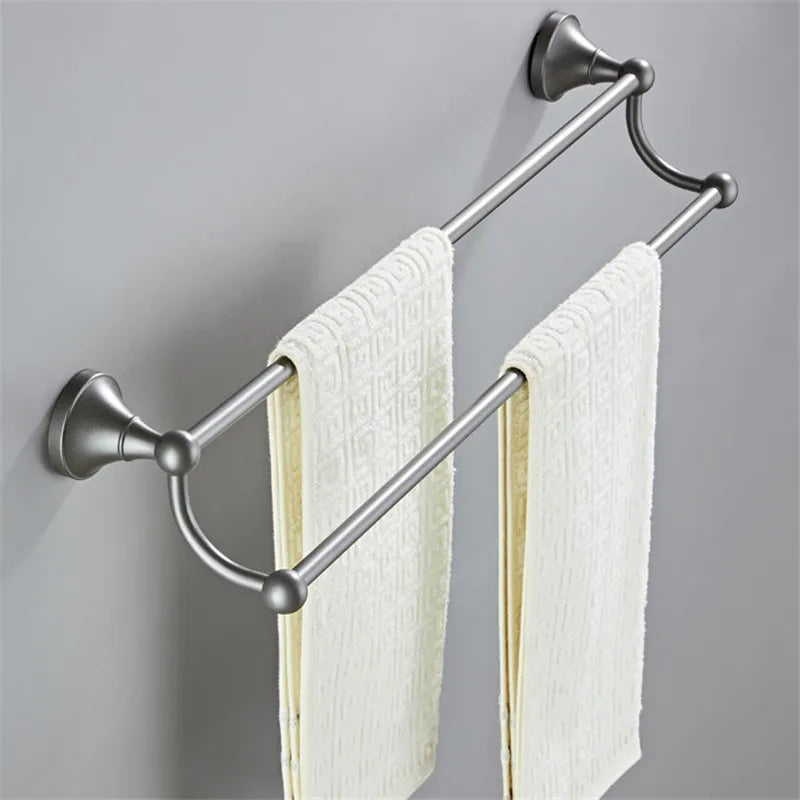 Juego de accesorios de baño DecorBites™ grises: toallero, portaescobillas, estante y jabonera.