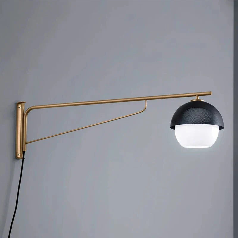 ديكوربايتس™ مصباح حائط فاخر بتصميم كرة زجاجية وذراع معدنية سوداء