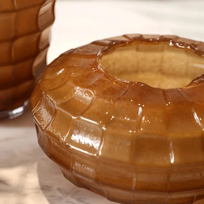 مزهرية زجاجية مصقولة هندسية من ديكوربايتس™ مع تنسيق زهور منقوش