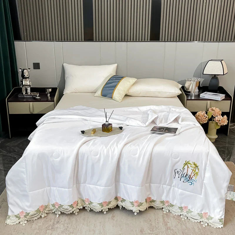 Flores Bordadas con Borde de Encaje Decorbites™ - Manta Fresca para Cama Lavable a Máquina, Edredón de Verano