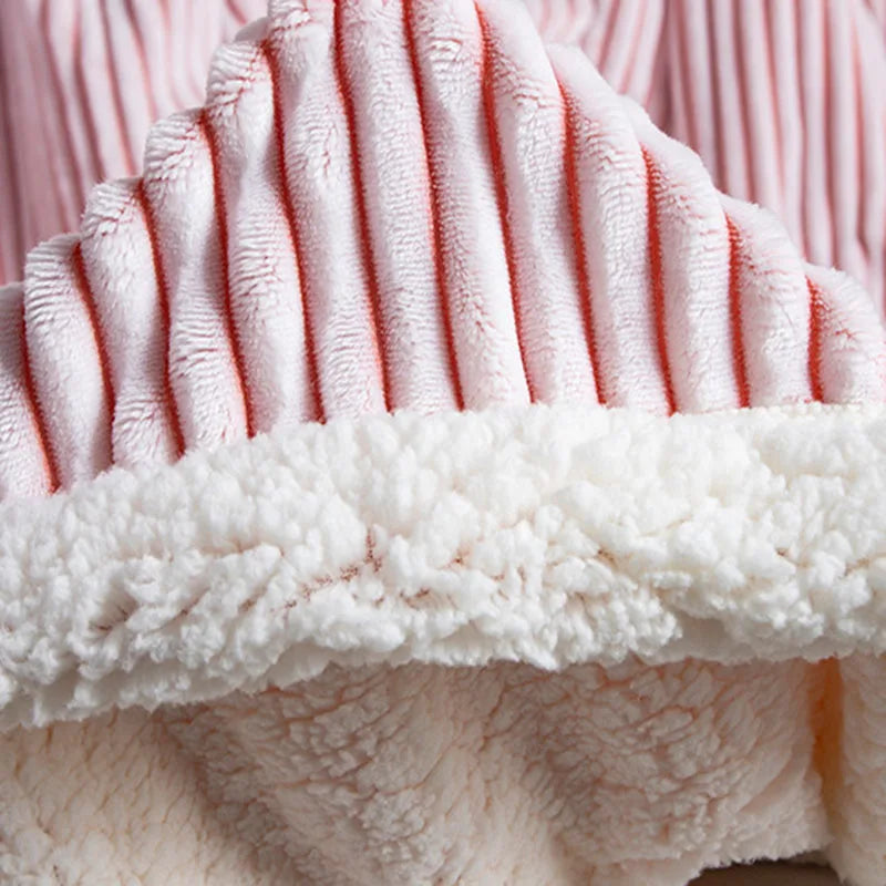 Manta de lana nórdica DecorBites™: suave y elegante para la oficina, el sofá o como chal.